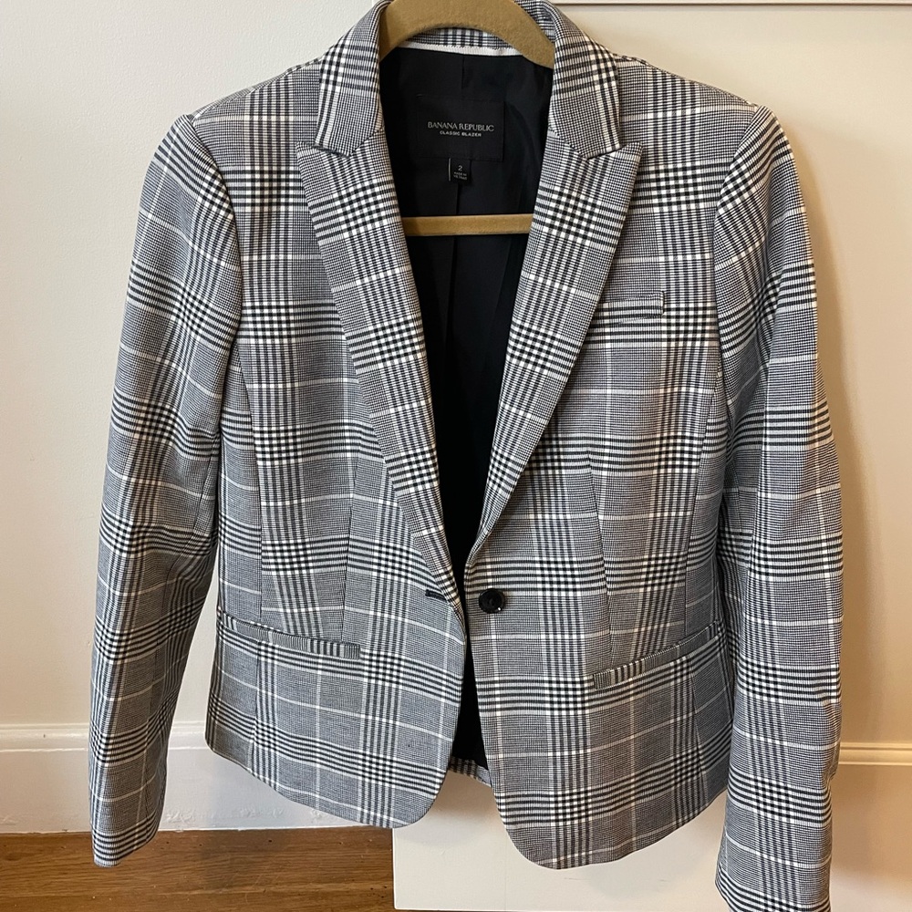 Banana Republic Gray Blazer with Plaid Pattern and Tailored Fit
